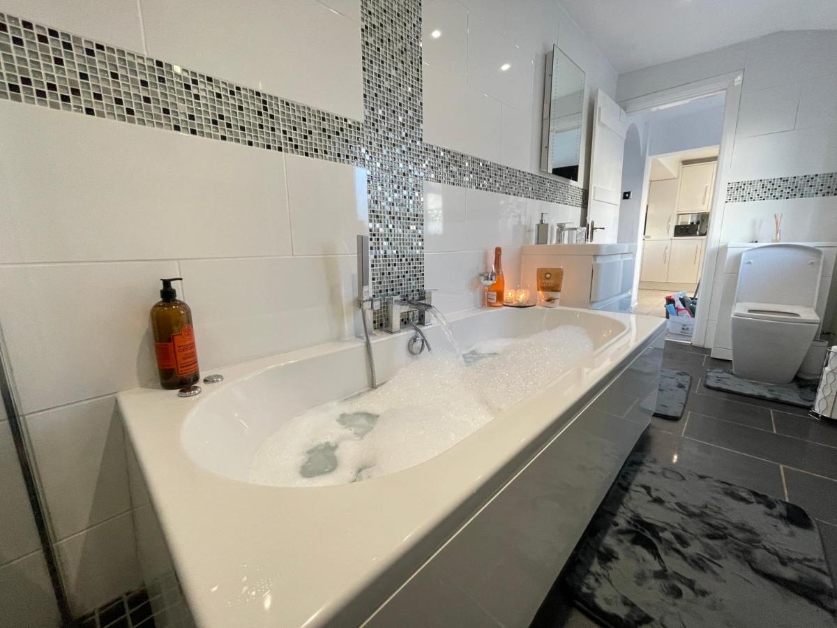 Tollgate House - Luxury Cozy Cottage - Huge Hot Tub - Alton Towers 基德尔 外观 照片
